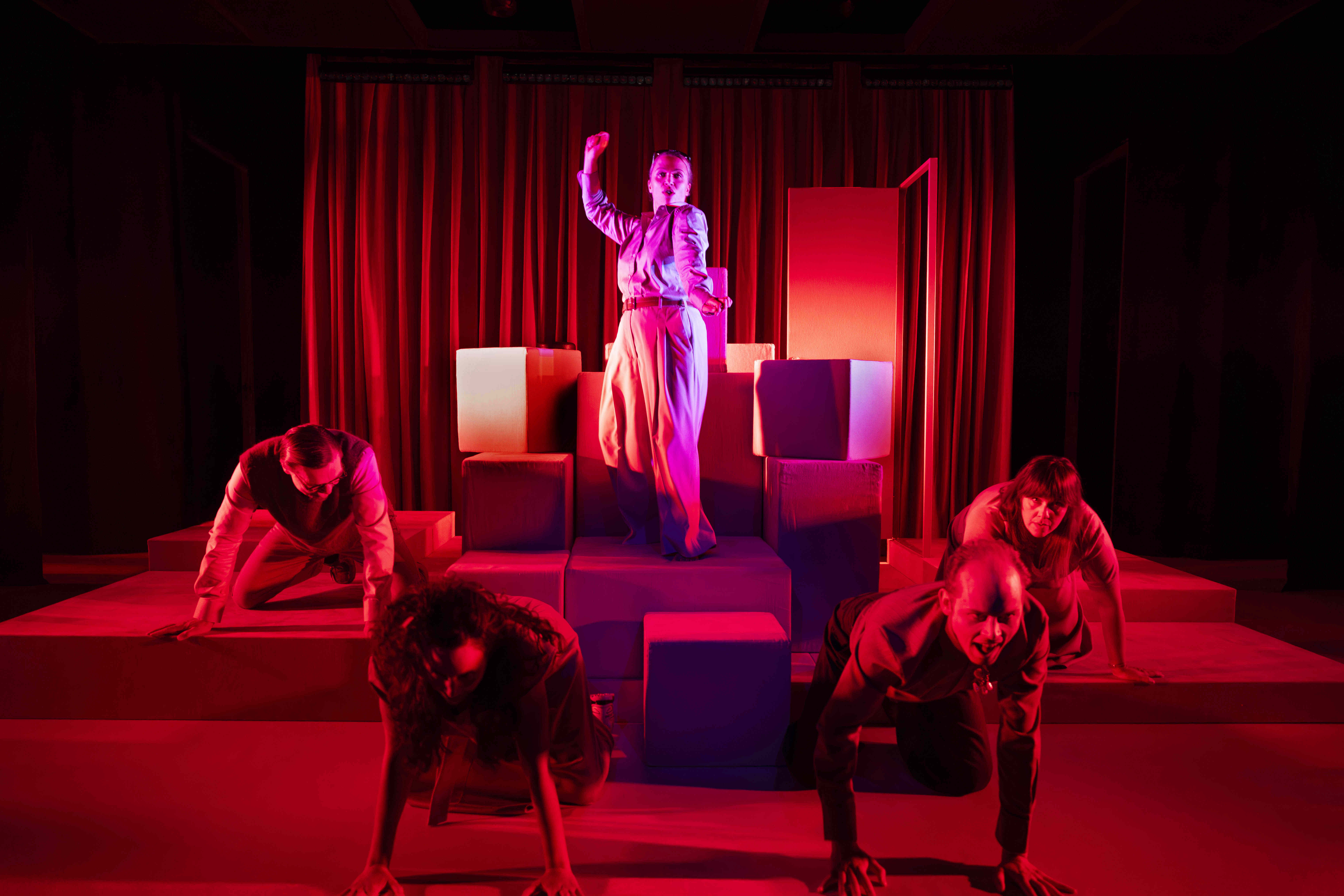 Omgivet Af Idioter production photo