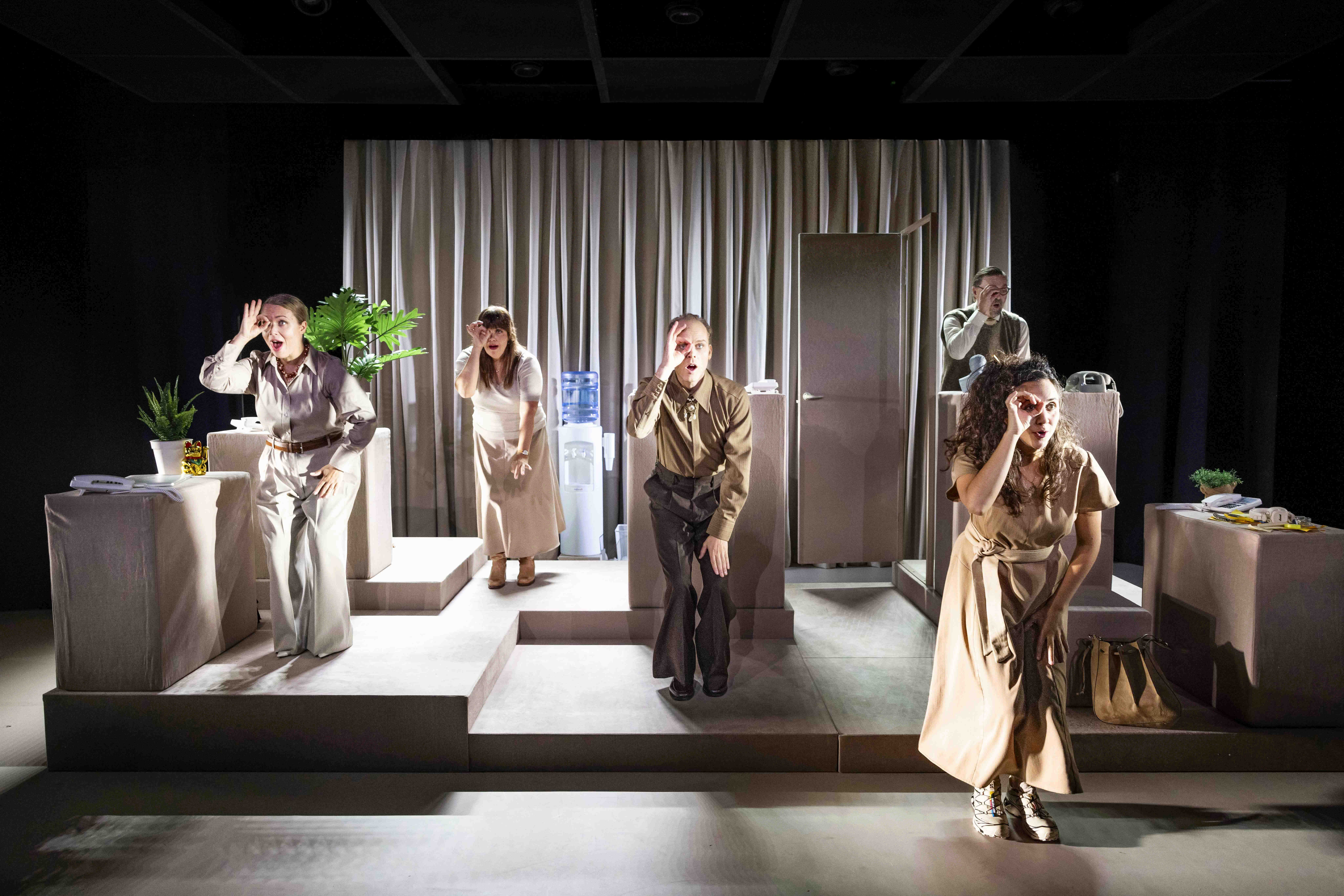 Omgivet Af Idioter production photo