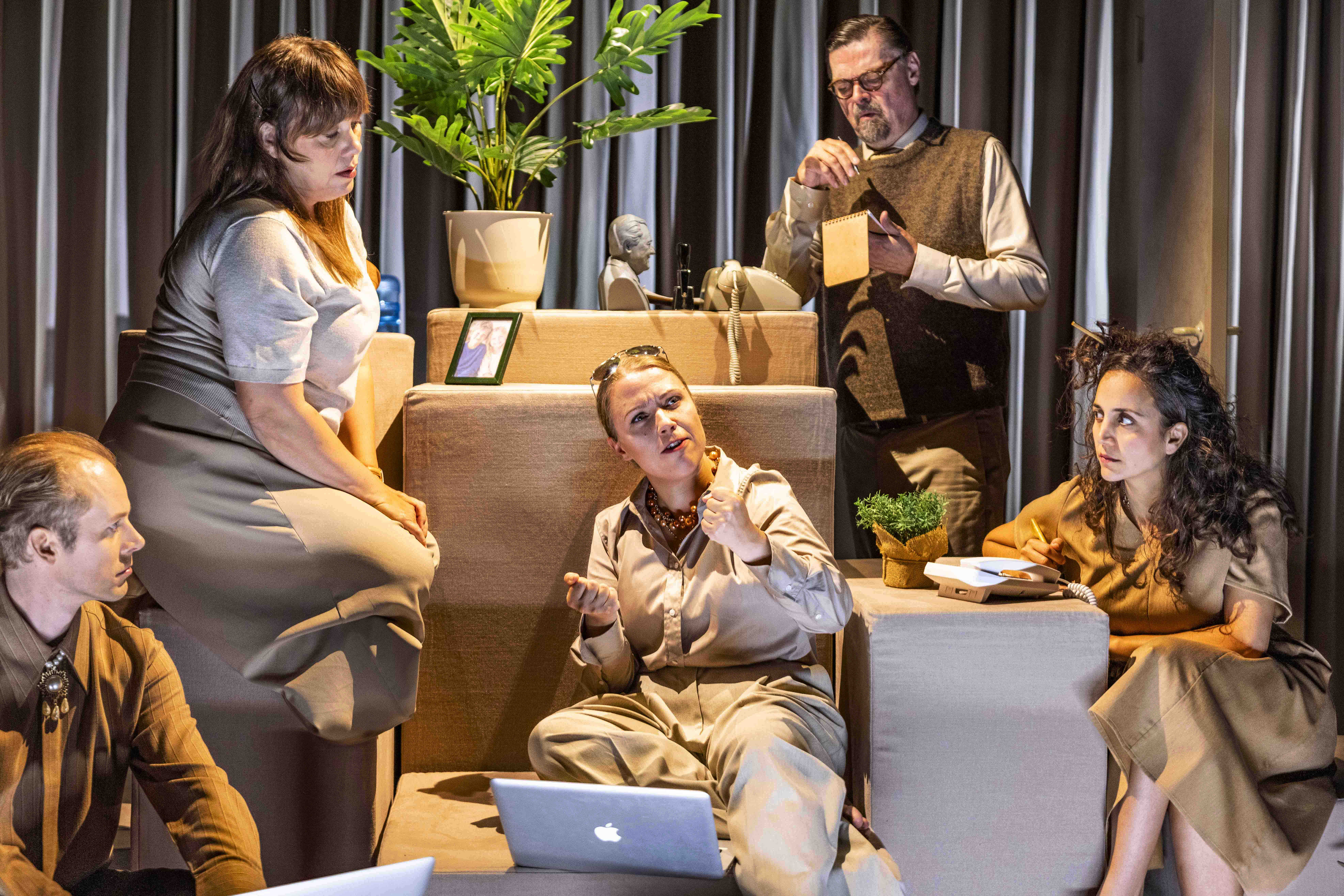 Omgivet Af Idioter production photo