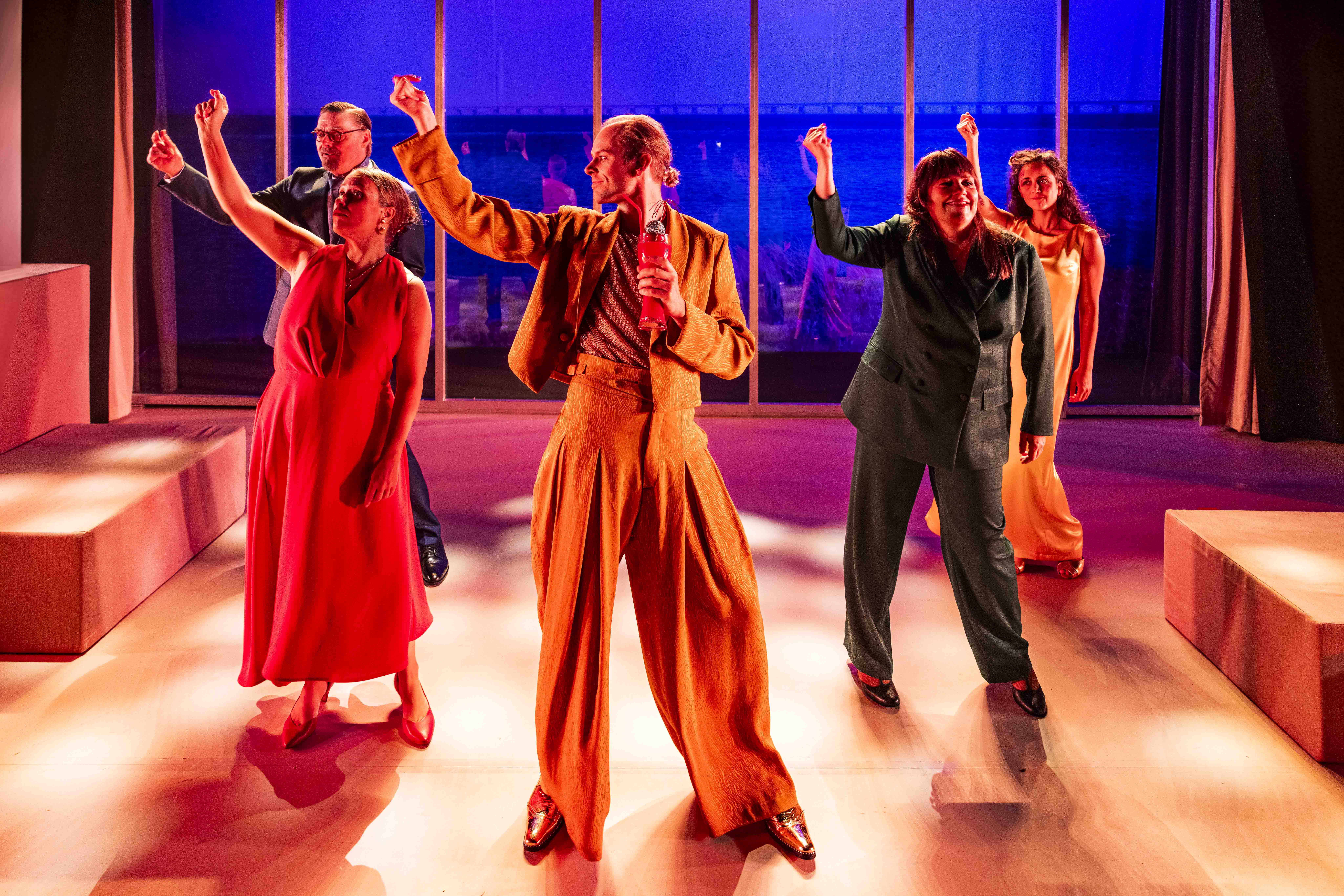 Omgivet Af Idioter production photo