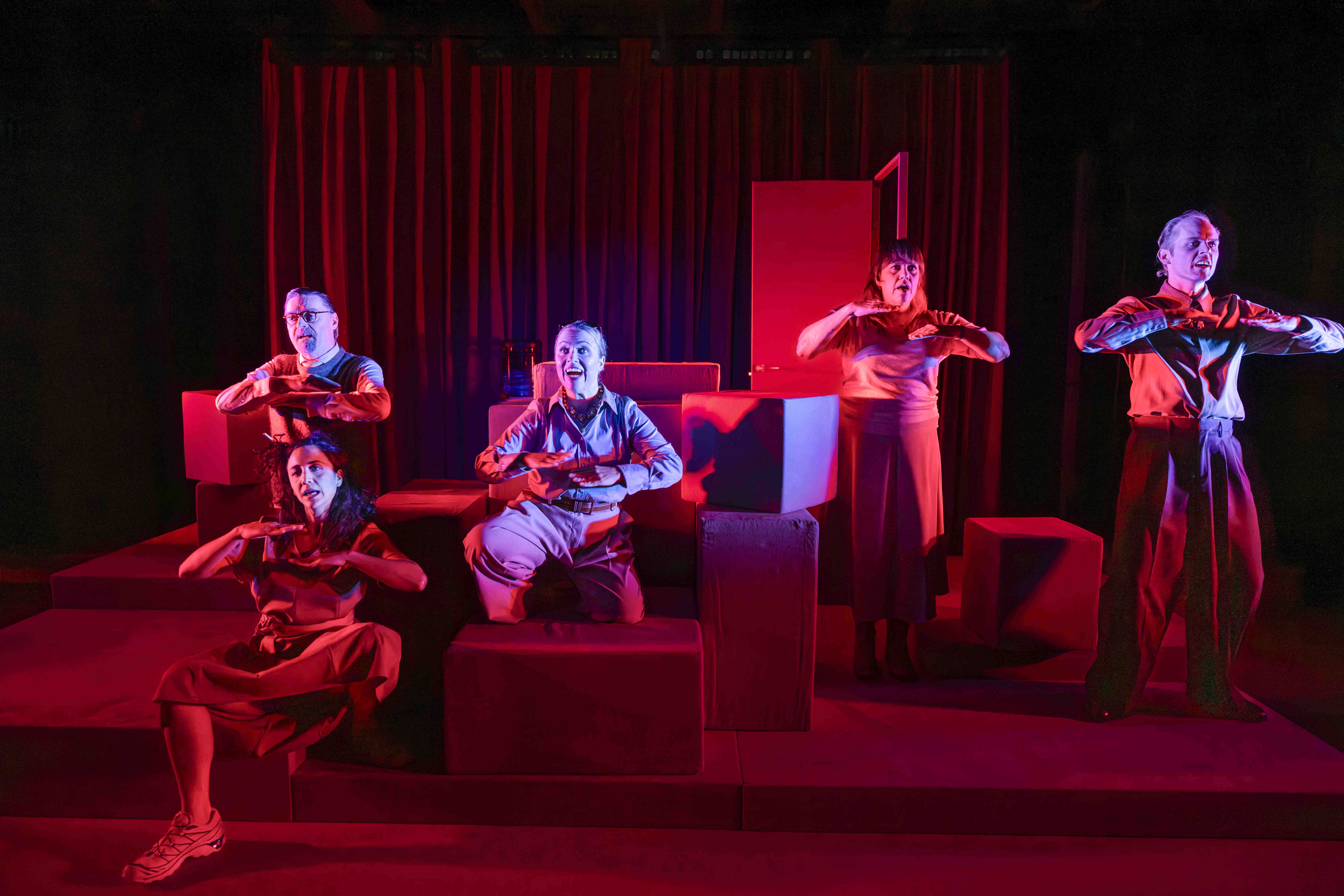 Omgivet Af Idioter production photo
