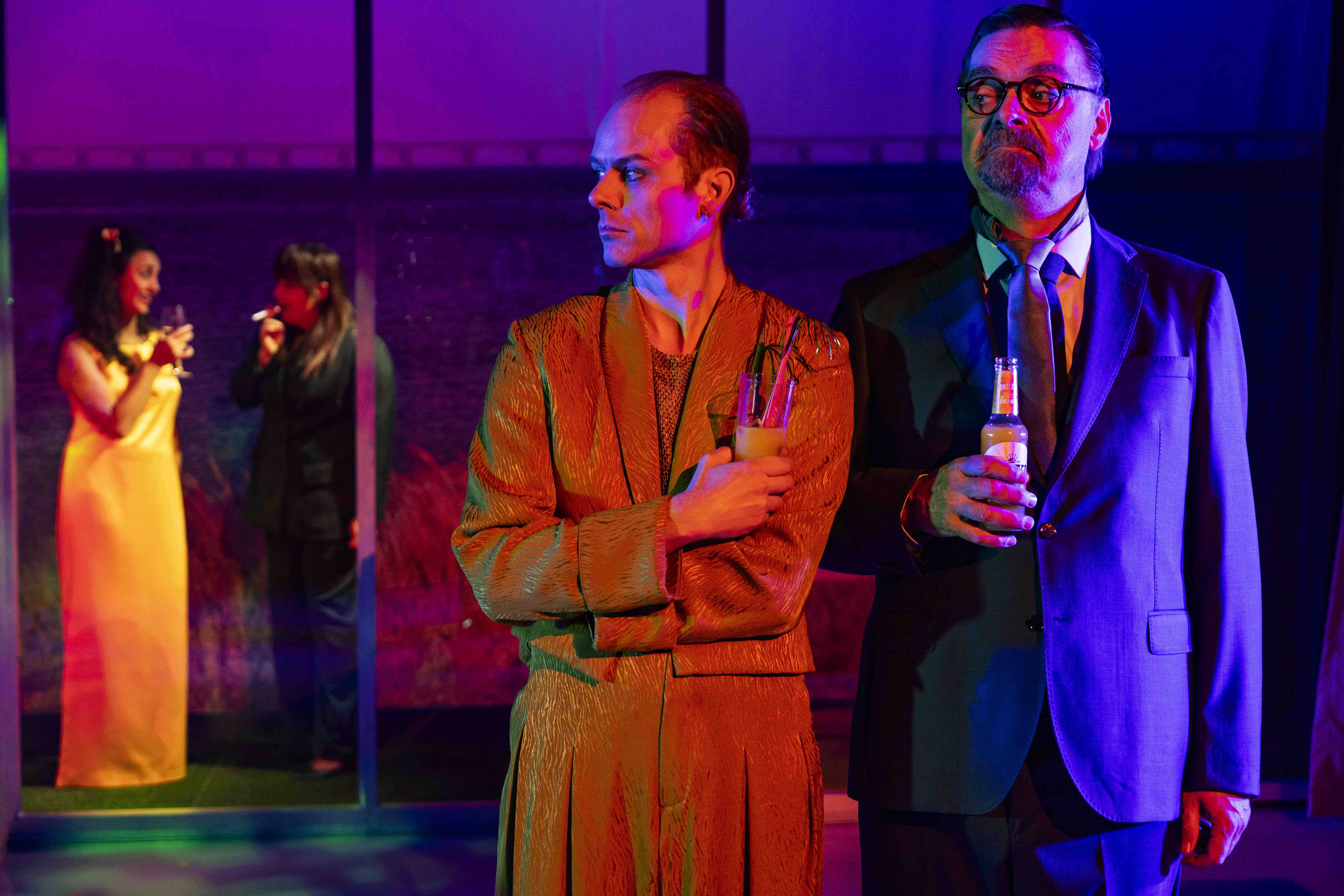 Omgivet Af Idioter production photo
